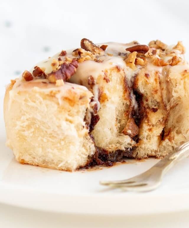 cinnamon roll with cream