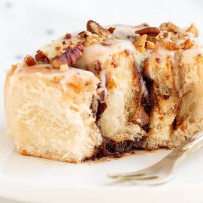 cinnamon roll with cream